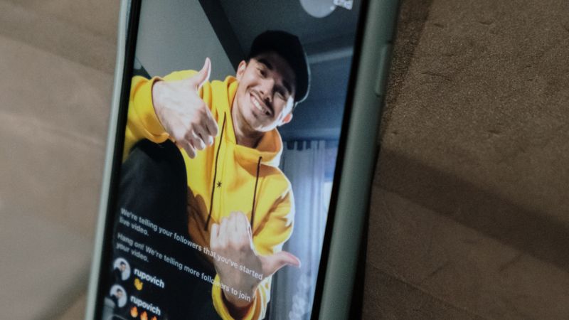 ST站主播在线：黄色卫衣的男生在社交平台做直播