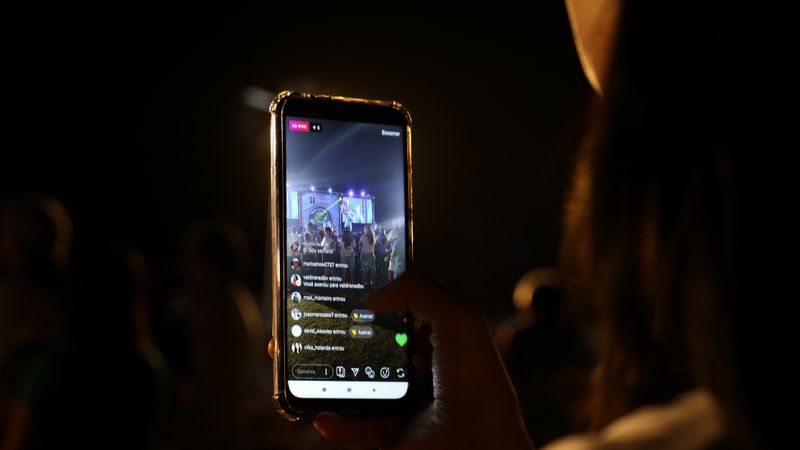 ST站短视频：演唱会现场观众举手机记录舞台