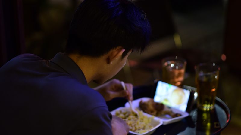 ST站短视频话题：边用餐边看短视频的用餐日常
